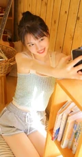 喜欢叮当猫漫画的清纯肩带背心丸子头短裤少女室内写真