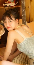喜欢叮当猫漫画的清纯肩带背心丸子头短裤少女室内写真