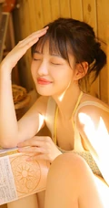 喜欢叮当猫漫画的清纯肩带背心丸子头短裤少女室内写真