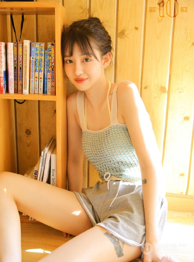 喜欢叮当猫漫画的清纯肩带背心丸子头短裤少女室内写真