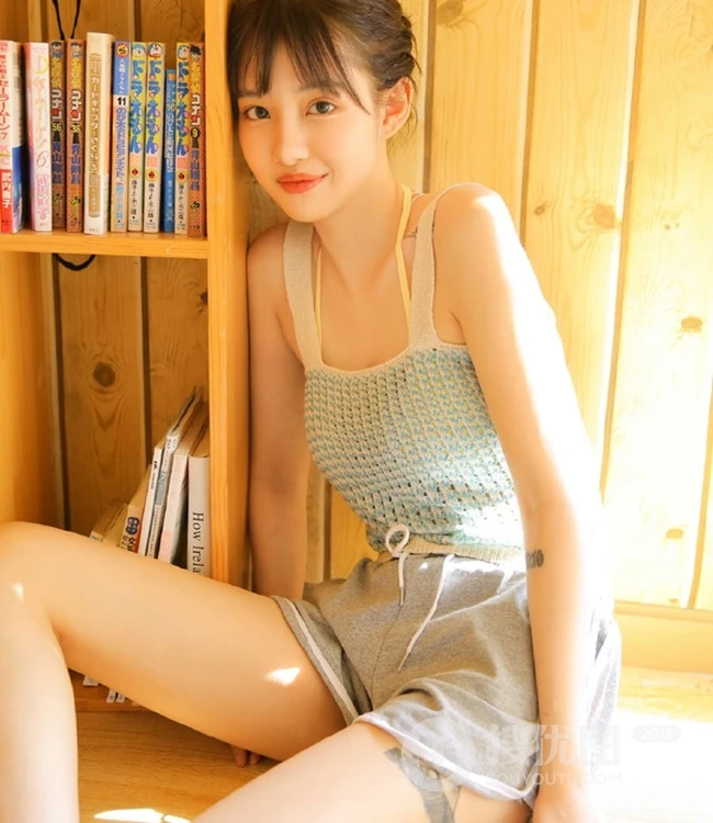 喜欢叮当猫漫画的清纯肩带背心丸子头短裤少女室内写真