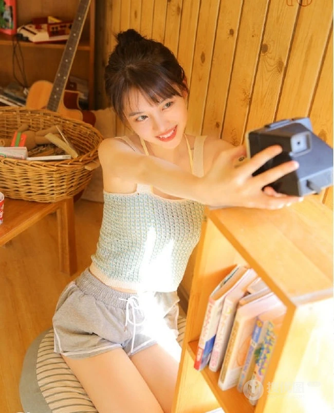 喜欢叮当猫漫画的清纯肩带背心丸子头短裤少女室内写真