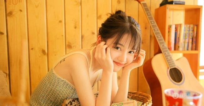 喜欢叮当猫漫画的清纯肩带背心丸子头短裤少女室内写真