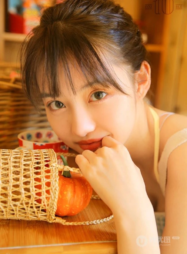 喜欢叮当猫漫画的清纯肩带背心丸子头短裤少女室内写真