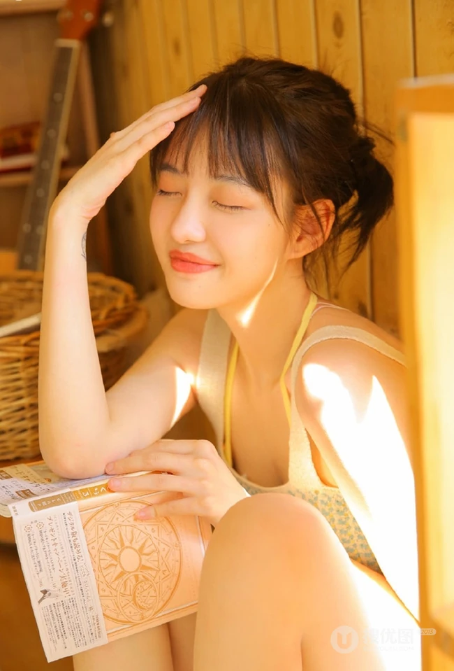 喜欢叮当猫漫画的清纯肩带背心丸子头短裤少女室内写真