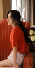 精选鹅蛋脸女生复古写真，毛衣搭短裤在沙发静坐线条感动人