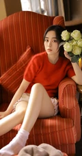 精选鹅蛋脸女生复古写真，毛衣搭短裤在沙发静坐线条感动人