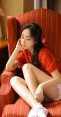 精选鹅蛋脸女生复古写真，毛衣搭短裤在沙发静坐线条感动人