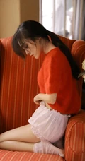 精选鹅蛋脸女生复古写真，毛衣搭短裤在沙发静坐线条感动人
