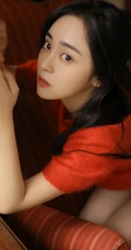 精选鹅蛋脸女生复古写真，毛衣搭短裤在沙发静坐线条感动人