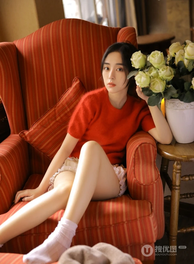 精选鹅蛋脸女生复古写真，毛衣搭短裤在沙发静坐线条感动人