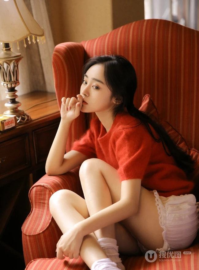 精选鹅蛋脸女生复古写真，毛衣搭短裤在沙发静坐线条感动人