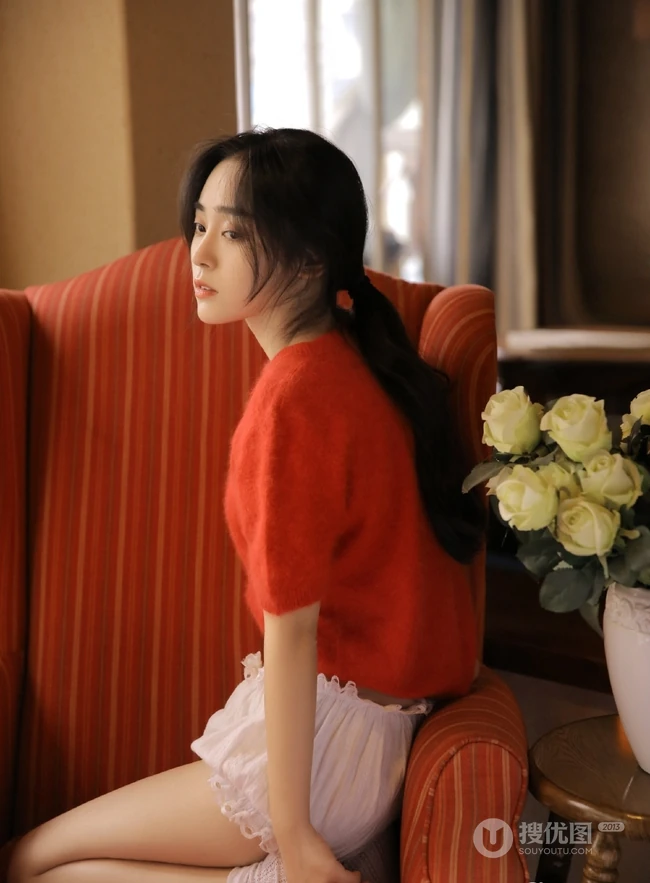 精选鹅蛋脸女生复古写真，毛衣搭短裤在沙发静坐线条感动人