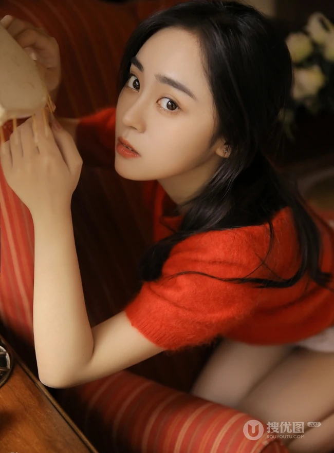 精选鹅蛋脸女生复古写真，毛衣搭短裤在沙发静坐线条感动人