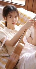 清新氧气白色肩带牛仔短裤少女 手拿吉他恬静室内写真