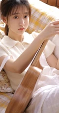 清新氧气白色肩带牛仔短裤少女 手拿吉他恬静室内写真