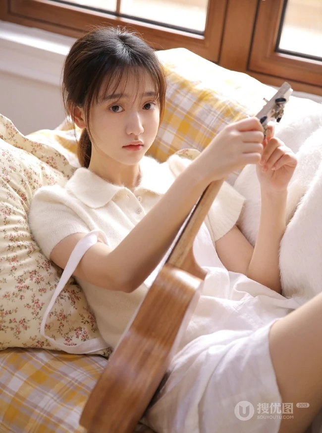 清新氧气白色肩带牛仔短裤少女 手拿吉他恬静室内写真