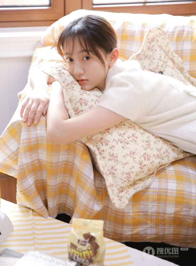 清新氧气白色肩带牛仔短裤少女 手拿吉他恬静室内写真
