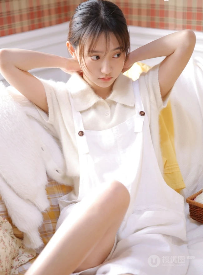 清新氧气白色肩带牛仔短裤少女 手拿吉他恬静室内写真