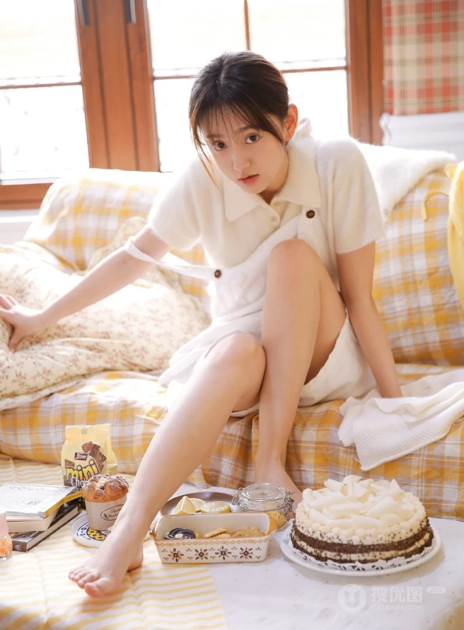 清新氧气白色肩带牛仔短裤少女 手拿吉他恬静室内写真