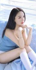 一心一意的感觉，长发女生气质肩带背心搭家居服室内图片