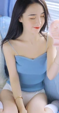 一心一意的感觉，长发女生气质肩带背心搭家居服室内图片
