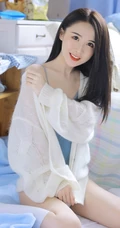 一心一意的感觉，长发女生气质肩带背心搭家居服室内图片