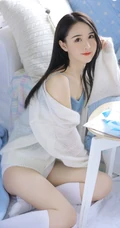 一心一意的感觉，长发女生气质肩带背心搭家居服室内图片
