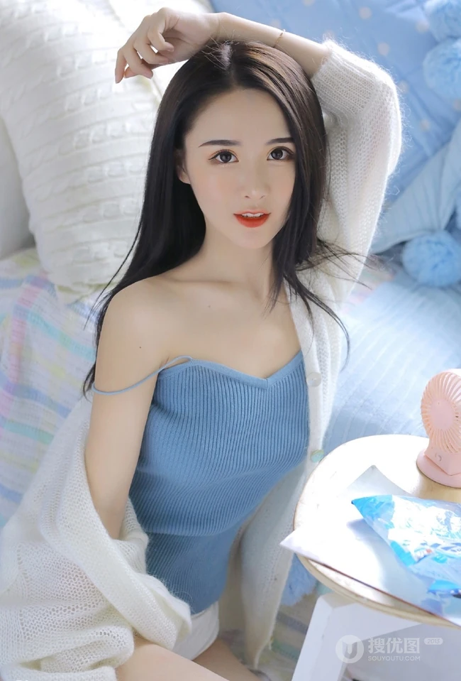 一心一意的感觉，长发女生气质肩带背心搭家居服室内图片