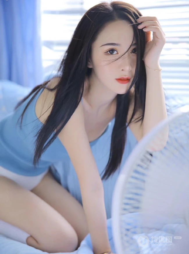 一心一意的感觉，长发女生气质肩带背心搭家居服室内图片