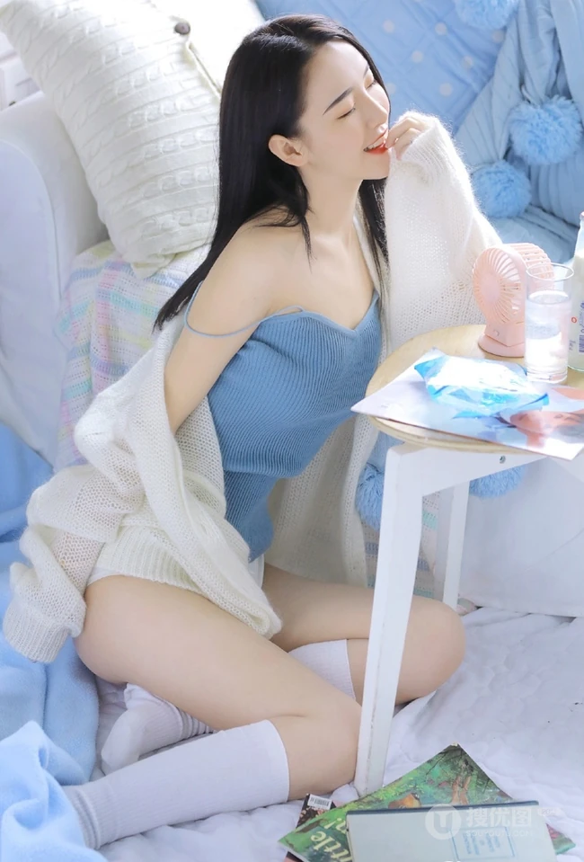 一心一意的感觉，长发女生气质肩带背心搭家居服室内图片