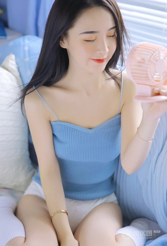 一心一意的感觉，长发女生气质肩带背心搭家居服室内图片