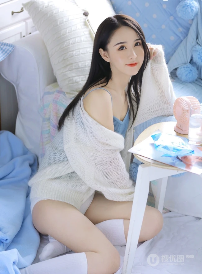 一心一意的感觉，长发女生气质肩带背心搭家居服室内图片