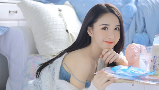 一心一意的感觉，长发女生气质肩带背心搭家居服室内图片