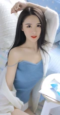 一心一意的感觉，长发女生气质肩带背心搭家居服室内图片
