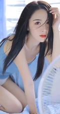 一心一意的感觉，长发女生气质肩带背心搭家居服室内图片