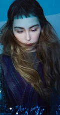 昆凌齐刘海长卷发个性造型出镜杂志写真图片