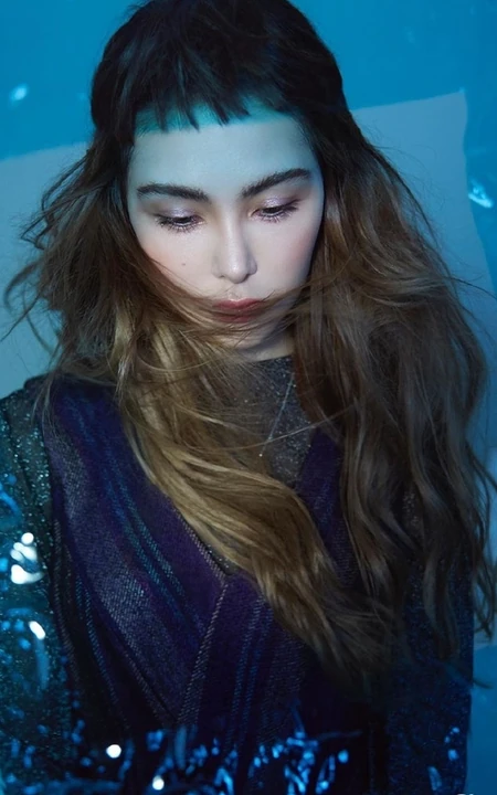 昆凌齐刘海长卷发个性造型出镜杂志写真图片
