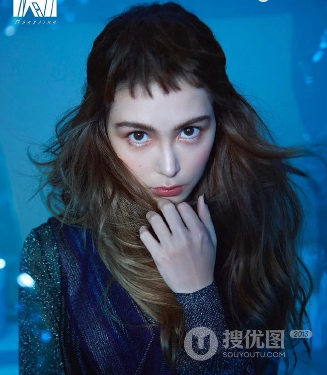 昆凌齐刘海长卷发个性造型出镜杂志写真图片