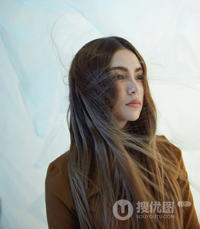 昆凌齐刘海长卷发个性造型出镜杂志写真图片
