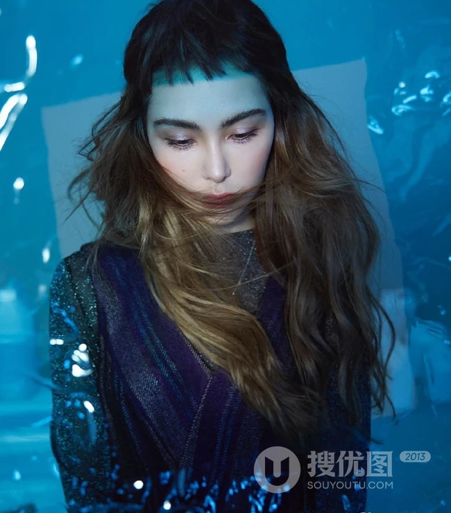 昆凌齐刘海长卷发个性造型出镜杂志写真图片