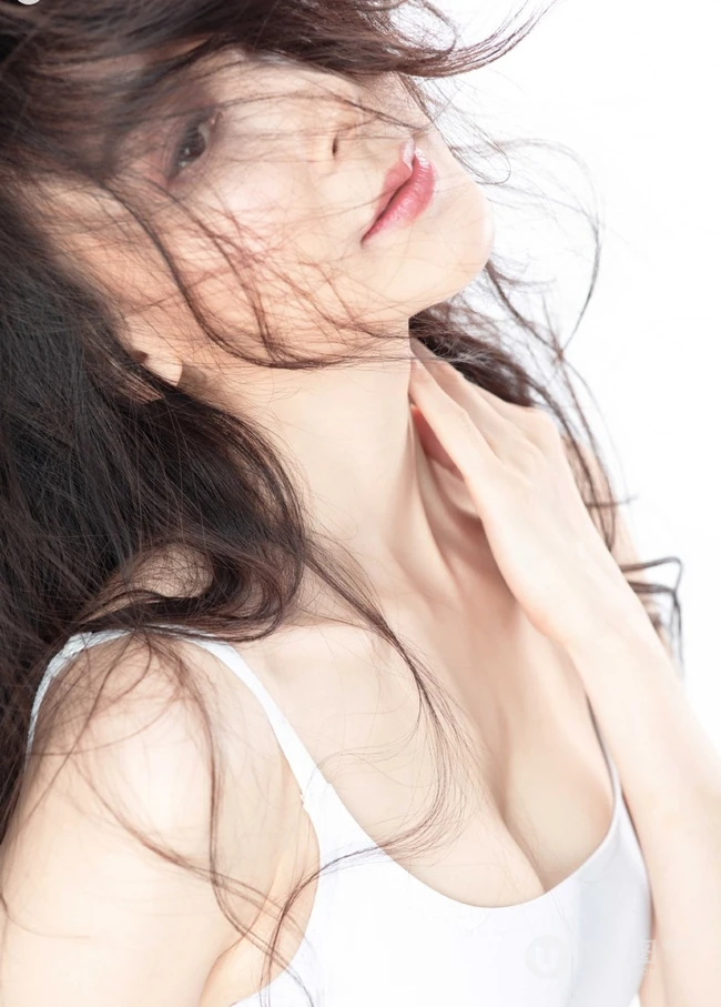 51岁萧蔷分享气质写真图集，保养得宜，匀称身形一览无余