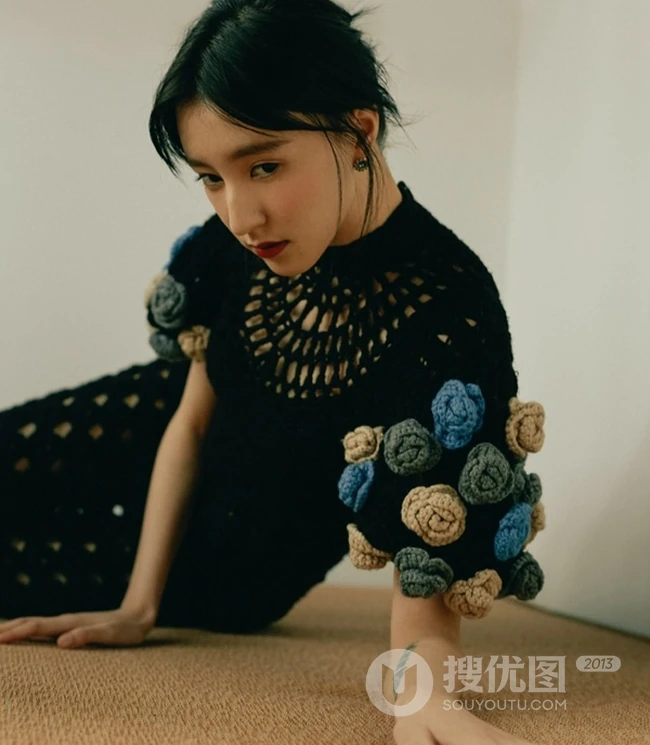 王悦伊复古镂空裙出镜《我们的街拍时刻》杂志写真图片
