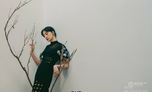 王悦伊复古镂空裙出镜《我们的街拍时刻》杂志写真图片