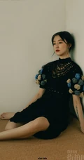 王悦伊复古镂空裙出镜《我们的街拍时刻》杂志写真图片