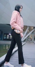 李诗颖上粉下黑休闲装扮街拍写真图片