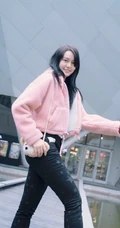 李诗颖上粉下黑休闲装扮街拍写真图片
