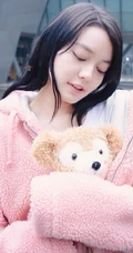 李诗颖上粉下黑休闲装扮街拍写真图片