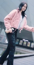 李诗颖上粉下黑休闲装扮街拍写真图片