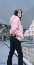 李诗颖上粉下黑休闲装扮街拍写真图片